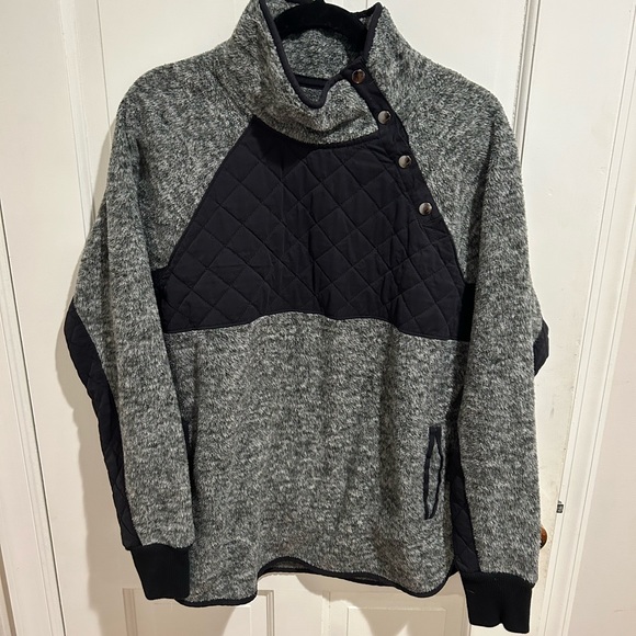 Abercrombie & Fitch Tops - Charcoal and black fleece with snap neck